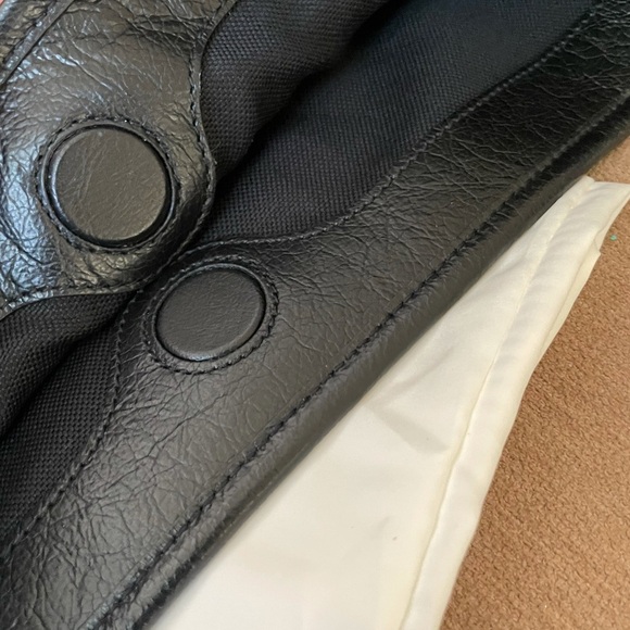 GUCCI BUCKET SHOULDER PURSE - Picture 8 of 16